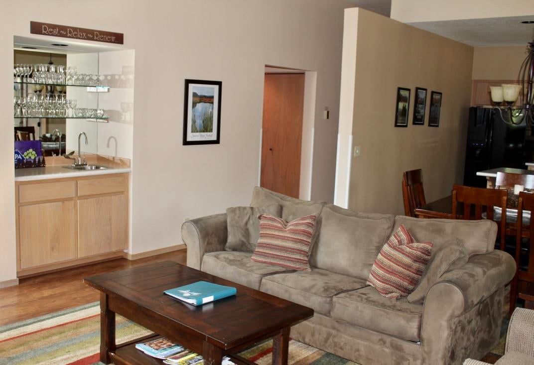 57374-32d1 Beaver Ridge Loop Sunriver, OR 97707 - Photo 11 of 24 11-Ridge 32-wet bar