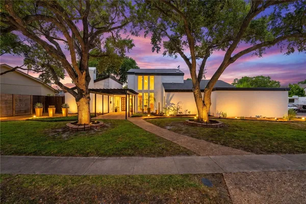 a view of a house with a yard