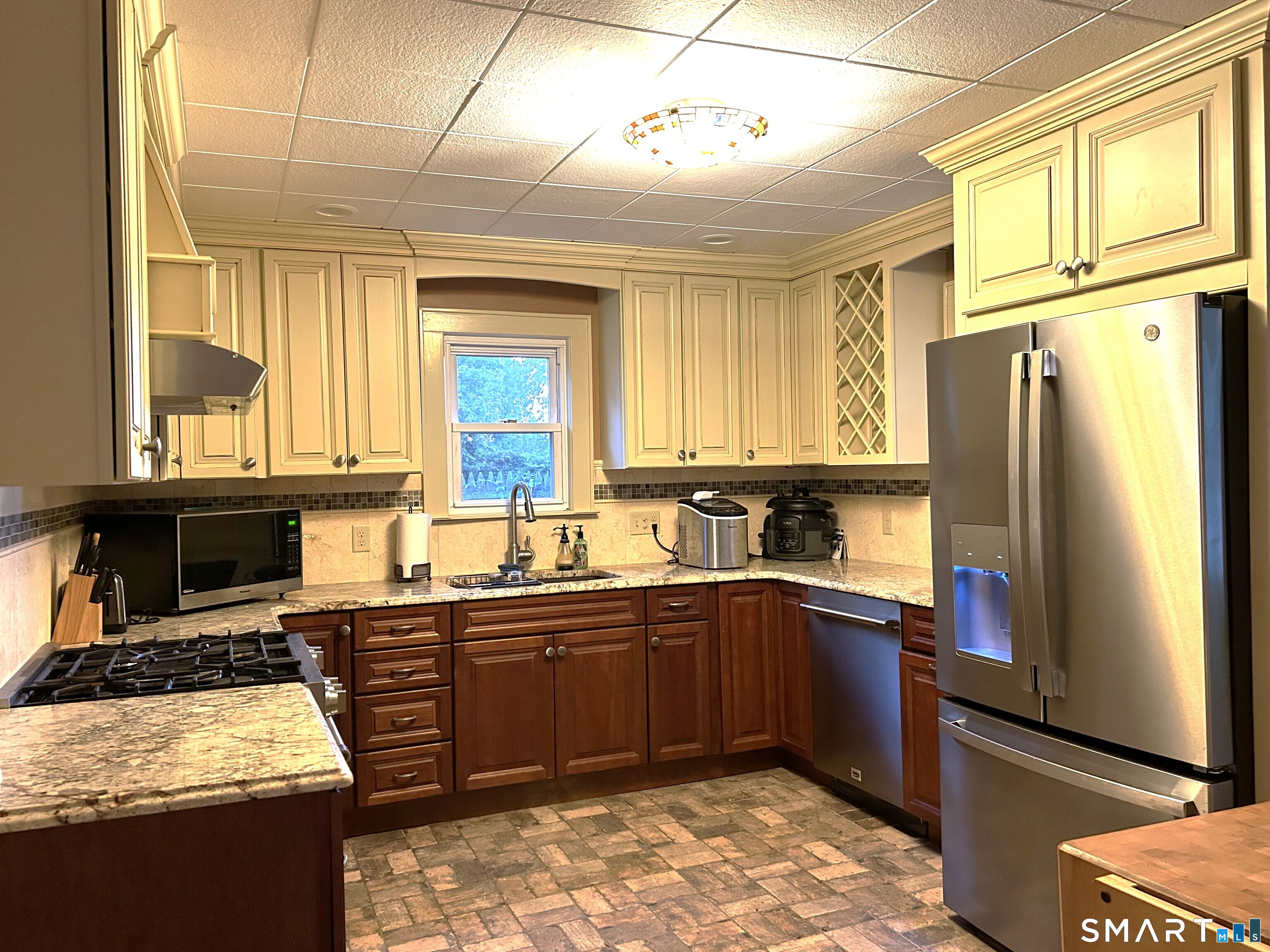 102 Cottage Road Enfield, CT 06082 - Photo 8 of 26 Gallery Image 8