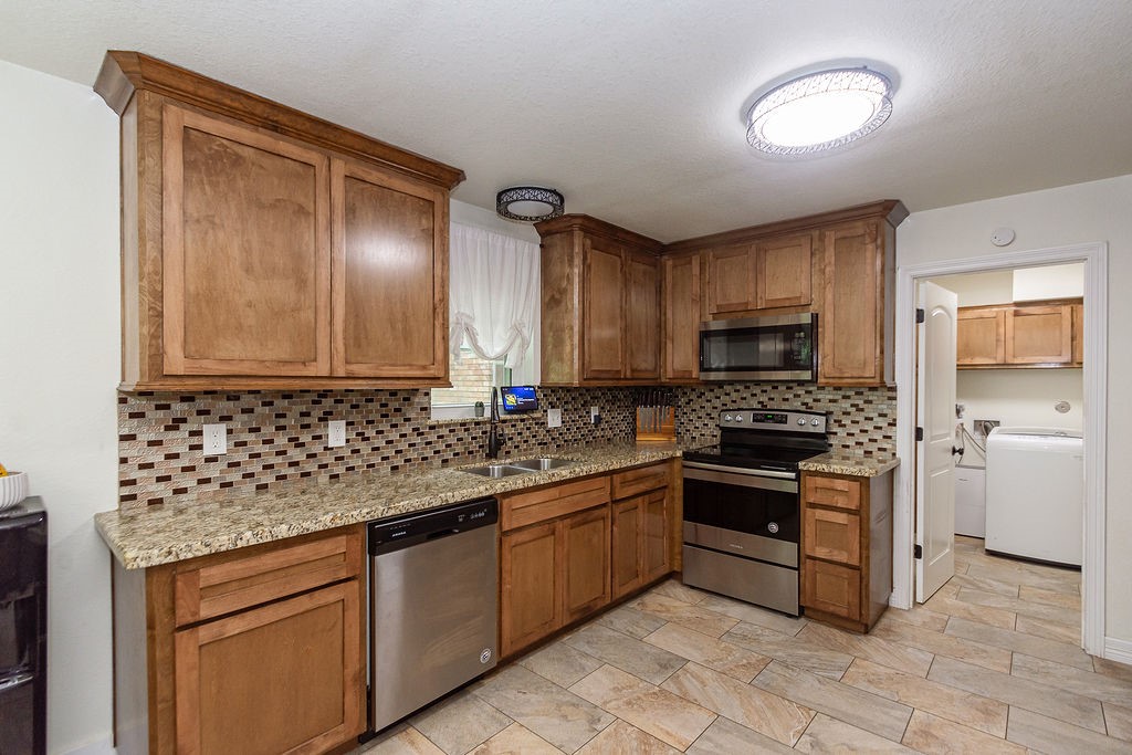 1055 South Anderson Street Angleton, TX 77515 - Photo 7 of 23