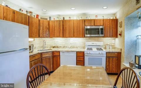 532 Canterbury Road Norristown, PA 19403 - Photo 12 of 22 Warm wood tones in a cozy kitchen.