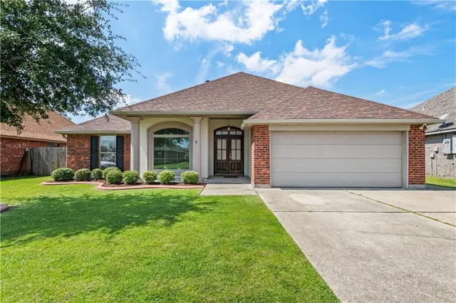$325,000 | 207 Laurel Oak Drive, St. Rose, LA 70087