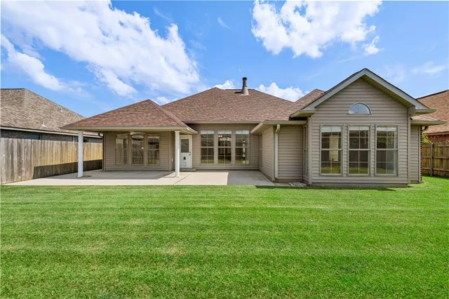 $325,000 | 207 Laurel Oak Drive, St. Rose, LA 70087