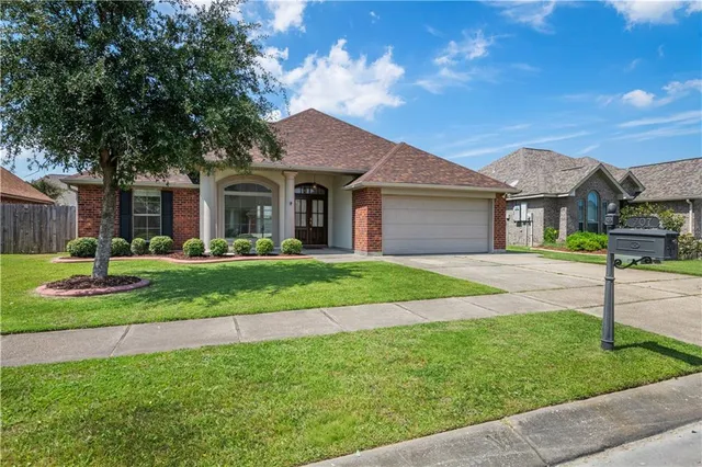 $325,000 | 207 Laurel Oak Drive, St. Rose, LA 70087