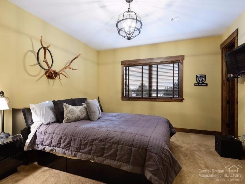 64470 Research Road Bend, OR 97703 - Photo 21 of 25 Upper level guest suite.