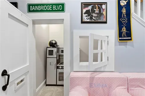 a view of livingroom with furniture