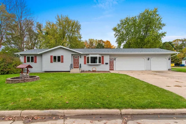 $279,900 | 69 18th Street, Clintonville, WI 54929