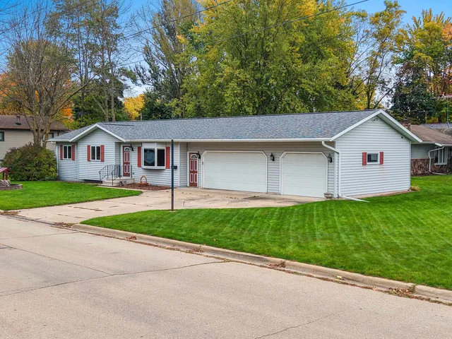 $279,900 | 69 18th Street, Clintonville, WI 54929