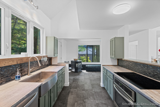 564 Hubbard Road Killingly, CT 06239 - Photo 7 of 31