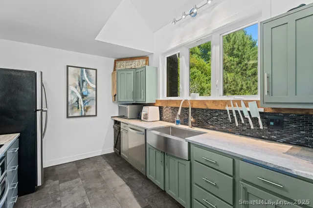 $975,000 | 564 Hubbard Road, Killingly, CT 06239