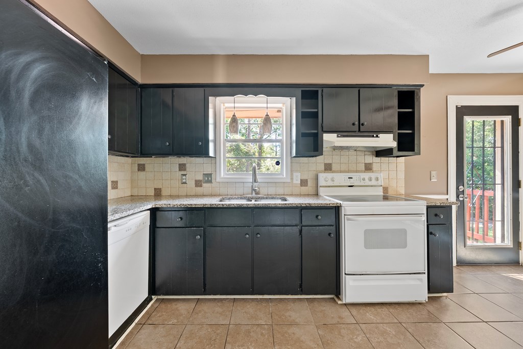 6263 Potomac Circle Columbus, GA 31909 - Photo 13 of 31 a kitchen with a sink stove and cabinets