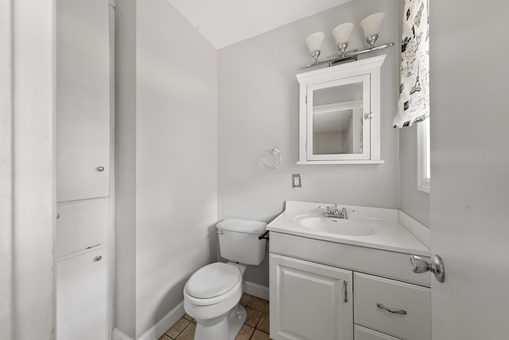 6263 Potomac Circle Columbus, GA 31909 - Photo 21 of 31 a bathroom with a sink toilet and mirror