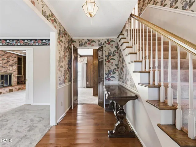 a view of livingroom with furniture