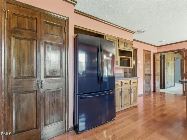 an empty room with windows and ceiling fan