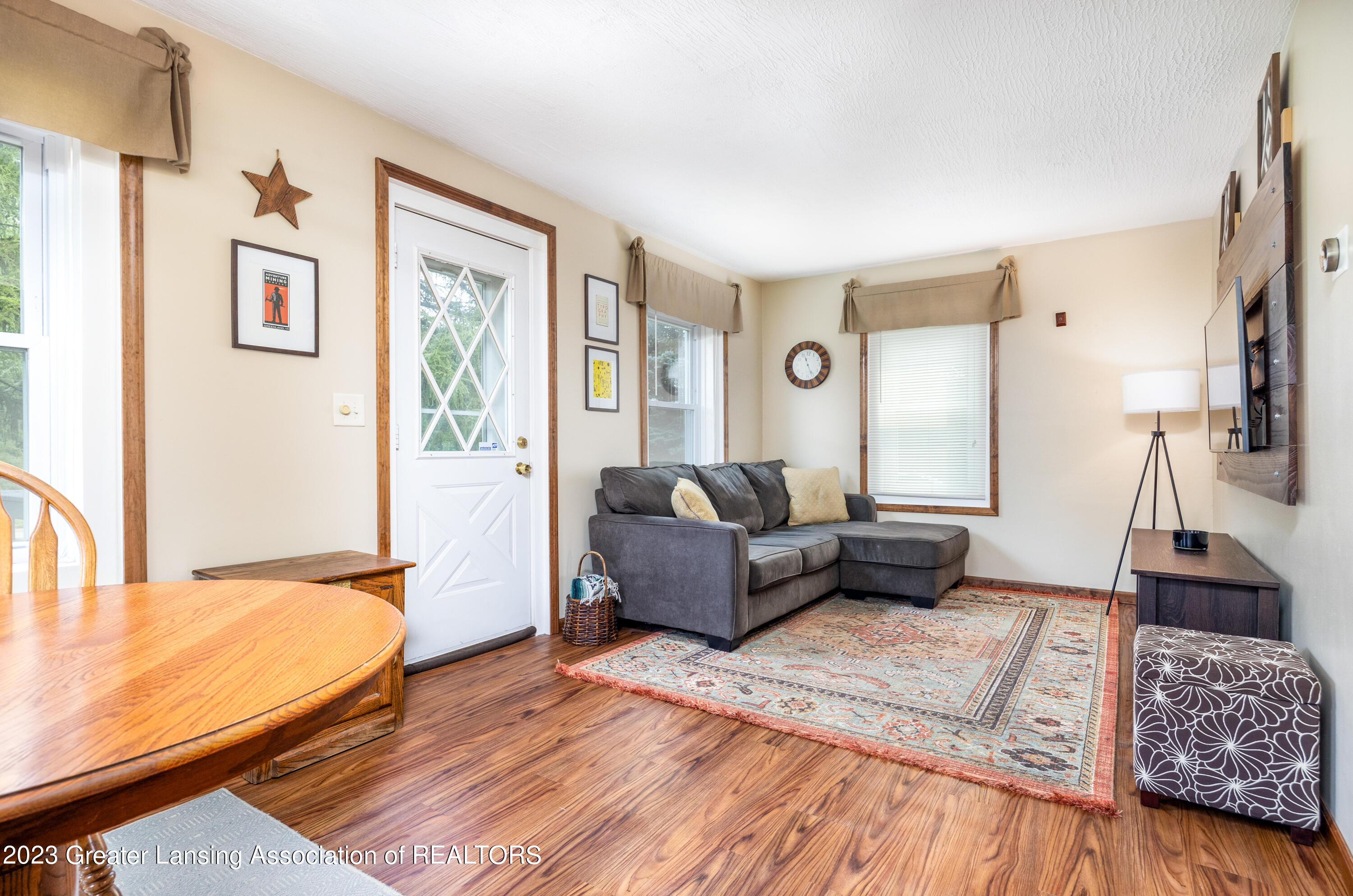 2216 East Cavanaugh Road Lansing, MI 48910 - Photo 7 of 17 Living Room