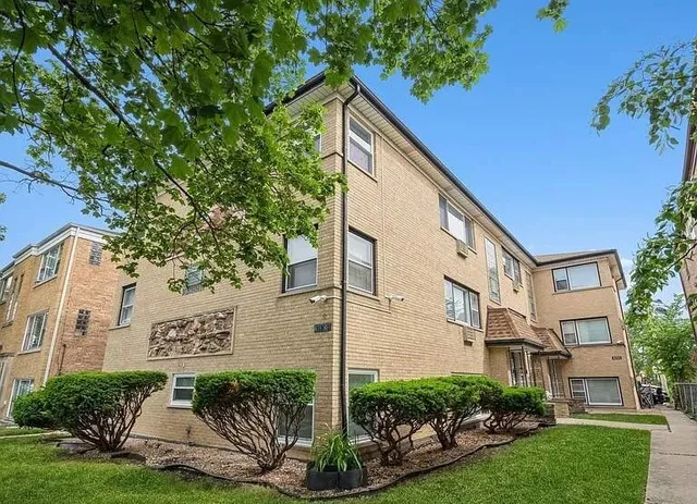 $2,400 | 6747 North Olmsted Avenue, Unit 1A, Chicago, IL 60631
