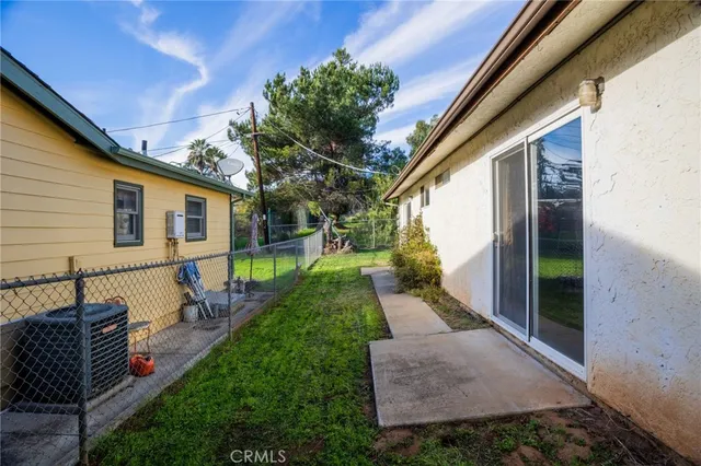 a view of a house with back yard