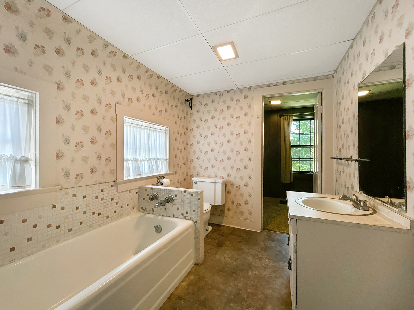 20 South Church Street Princeton, IL 61356 - Photo 11 of 17 a bathroom with a bathtub and a sink