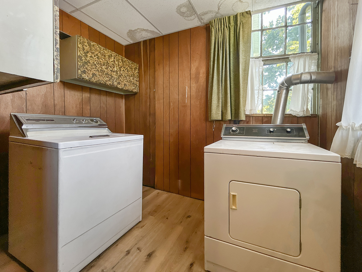 20 South Church Street Princeton, IL 61356 - Photo 13 of 17 a utility room with dryer and washer