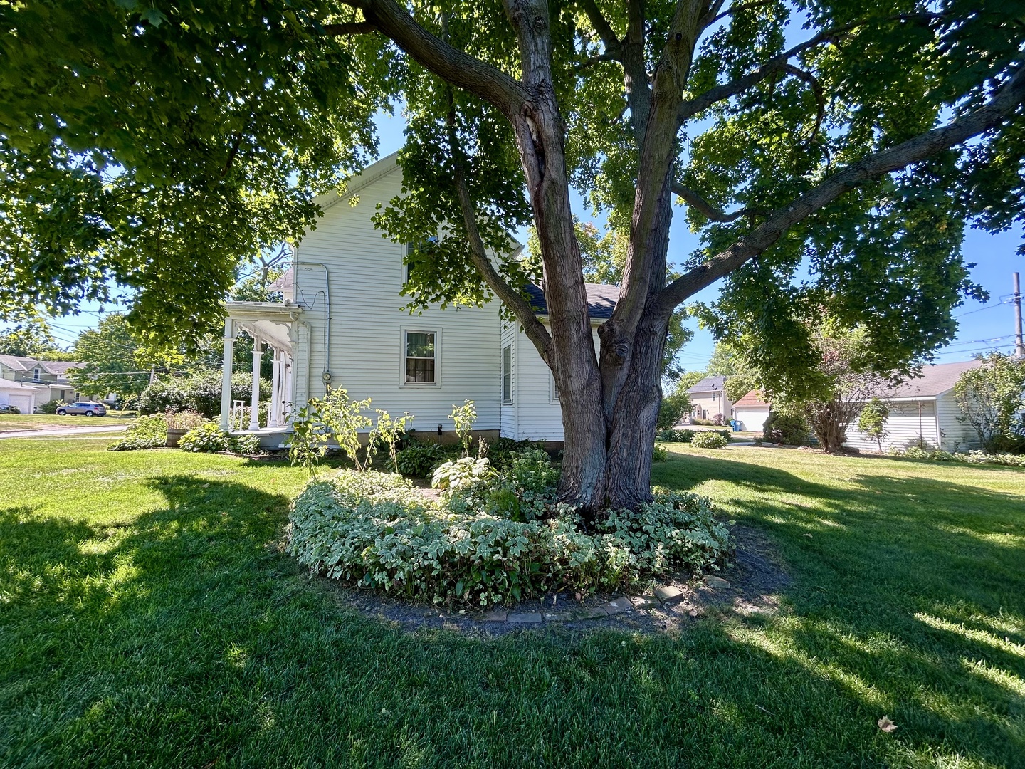20 South Church Street Princeton, IL 61356 - Photo 14 of 17 a front view of a house with garden
