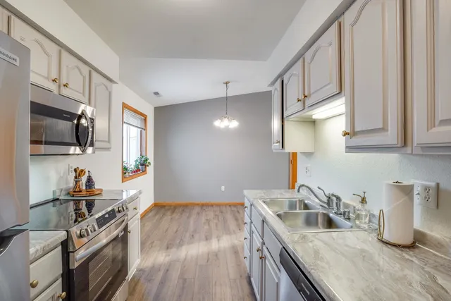 $237,900 | 435 Bowlavard Avenue, Unit 7, Belleville, WI 53508