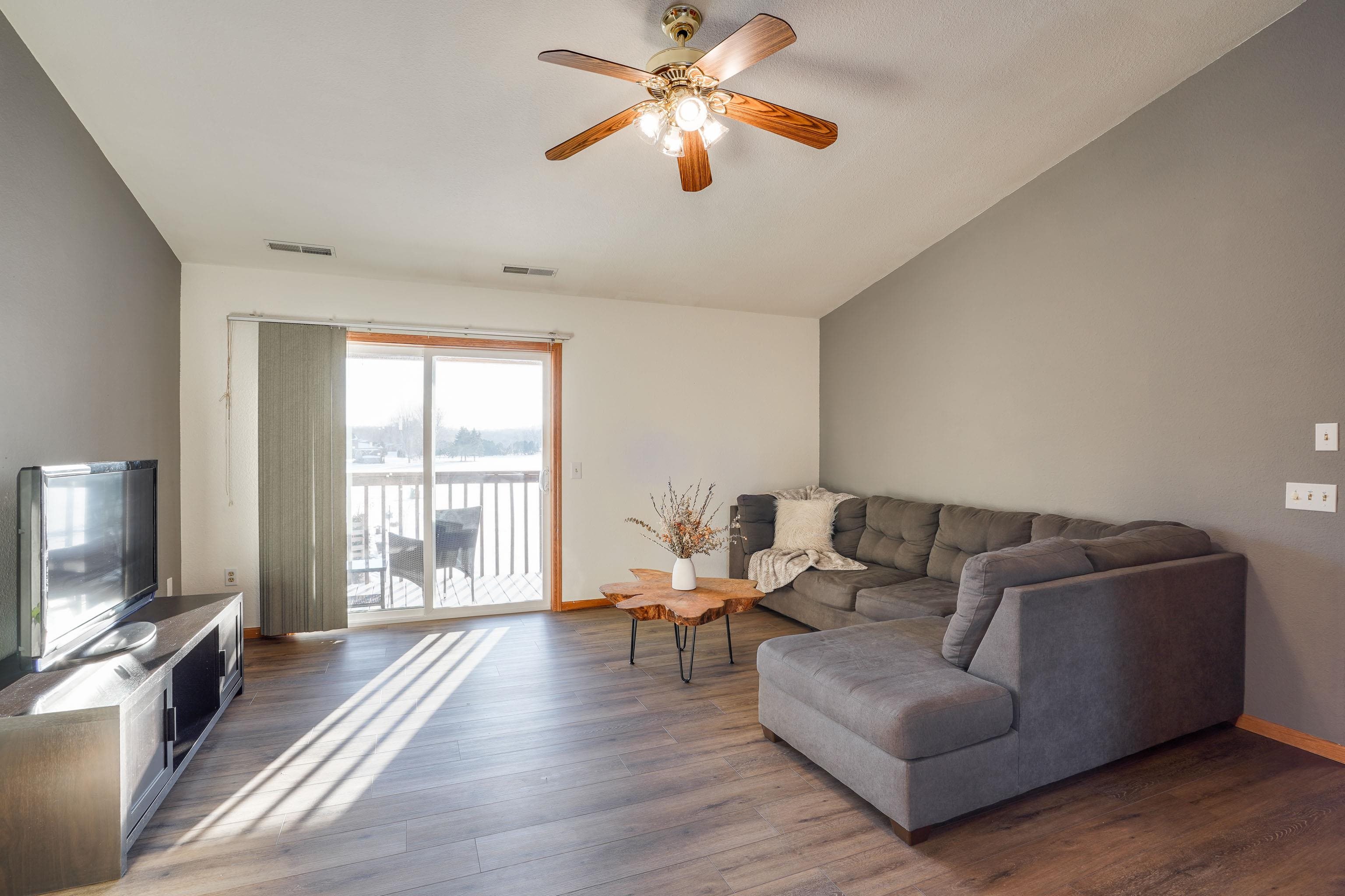 435 Bowlavard Avenue, Unit 7 Belleville, WI 53508 - Photo 4 of 40