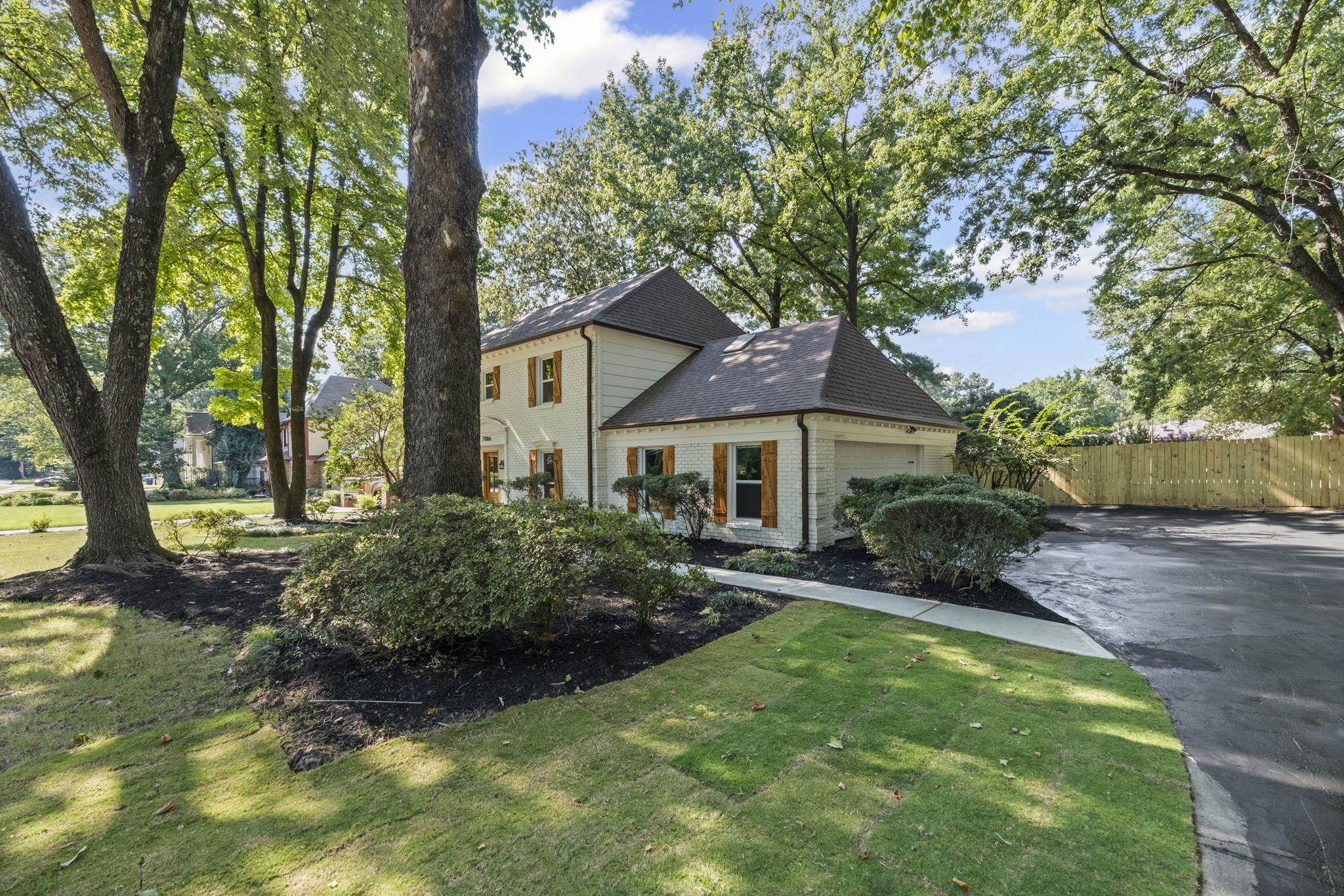 7086 McVay Road Germantown, TN 38138 - Photo 3 of 40 a front view of a house with garden