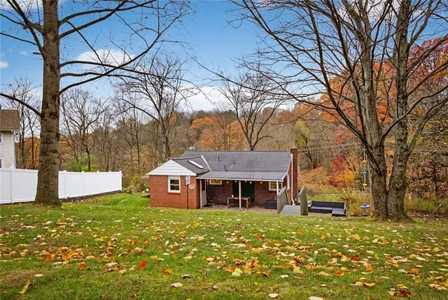 a view of a house with a yard