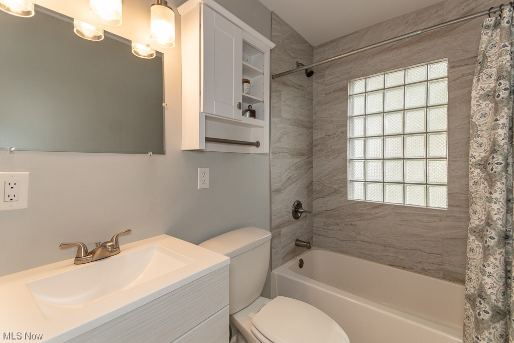 32145 Dickerson Road Willowick, OH 44095 - Photo 15 of 32 First floor full bath with tile surround and glass block window