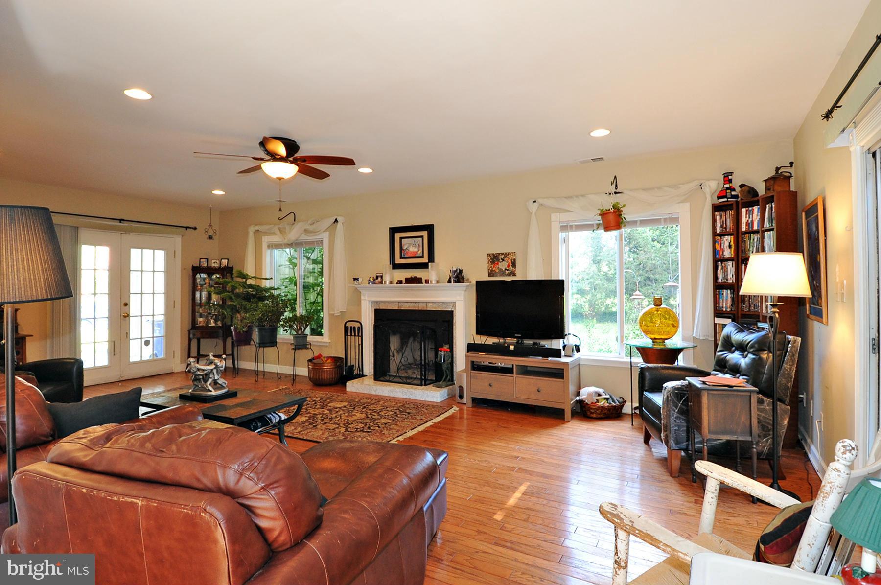 9313 Farewell Road Columbia, MD 21045 - Photo 6 of 24 Living Room
