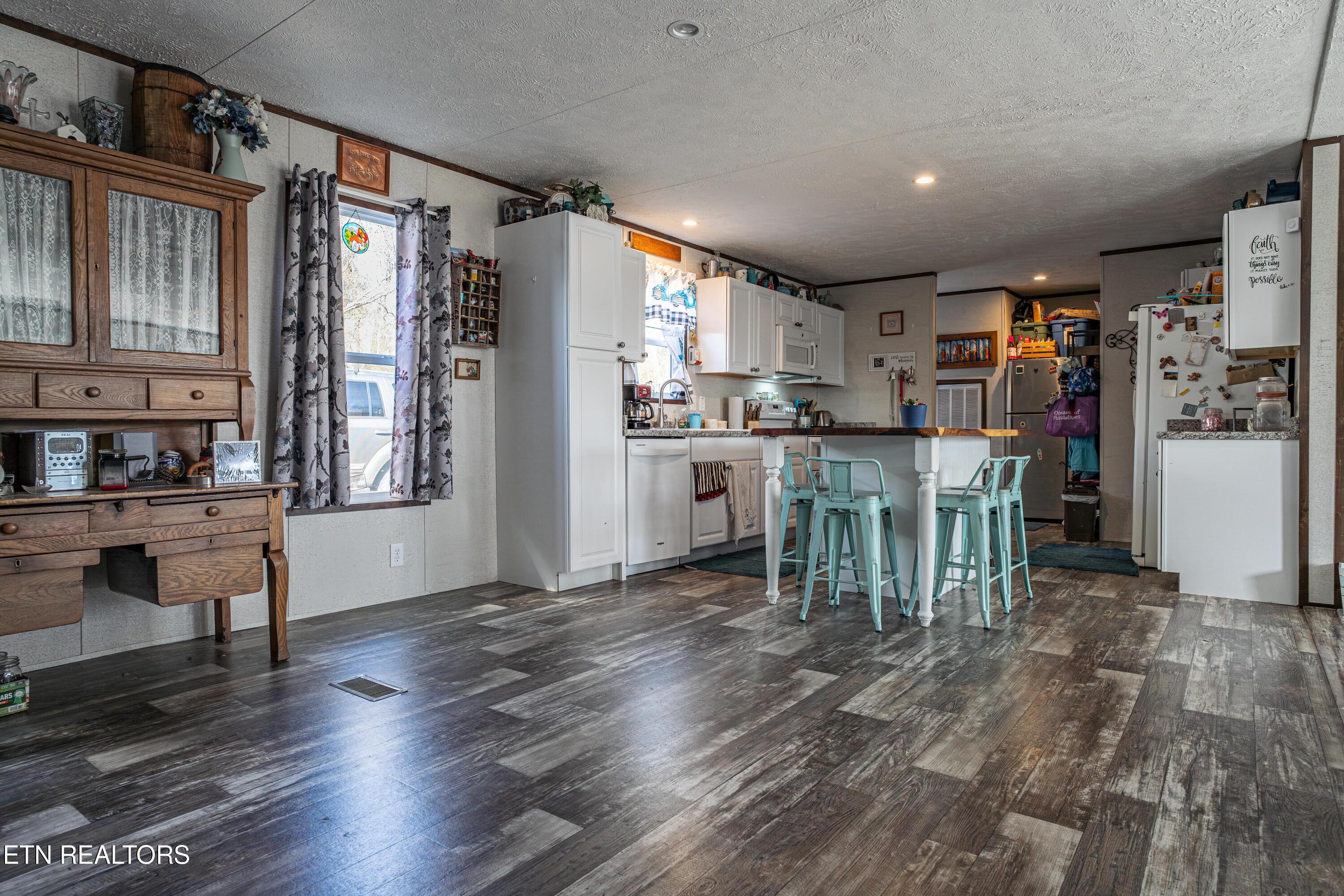 134 Jarnigan Chapel Road Clinton, TN 37716 - Photo 4 of 23 DSC00484