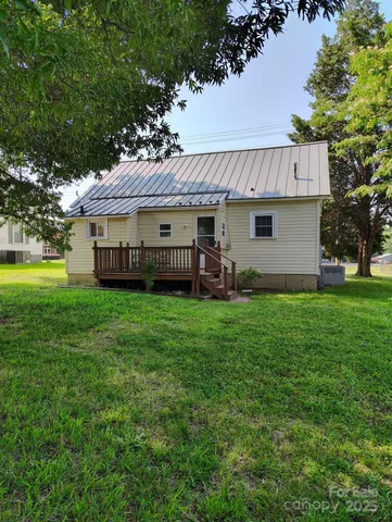 a view of a house with a backyard