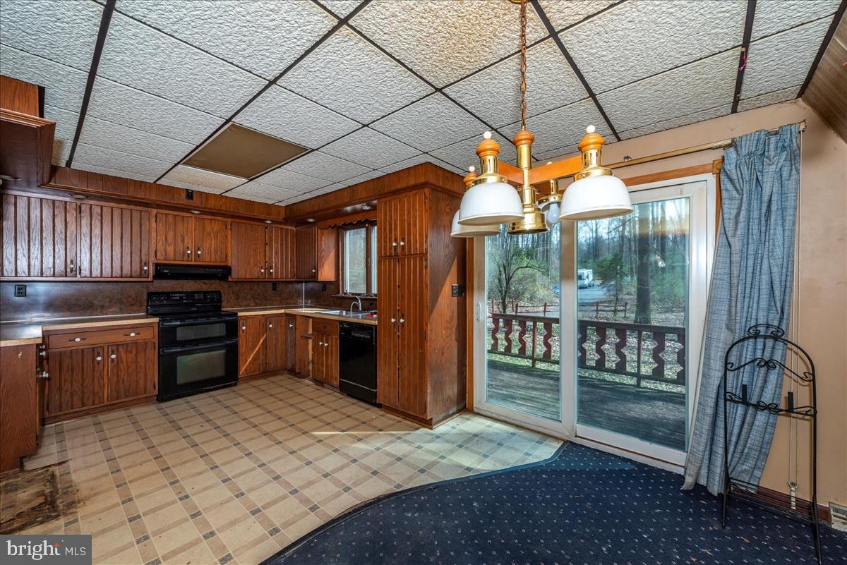 211 Mountain View Circle Denver, PA 17517 - Photo 7 of 31 a kitchen with granite countertop a refrigerator and a stove top oven