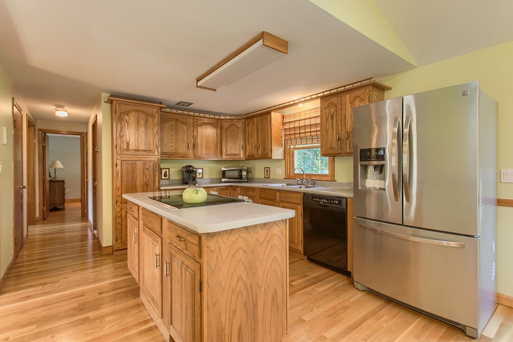 53 Connolly Road Billerica, MA 01821 - Photo 4 of 28 Gallery Image 4