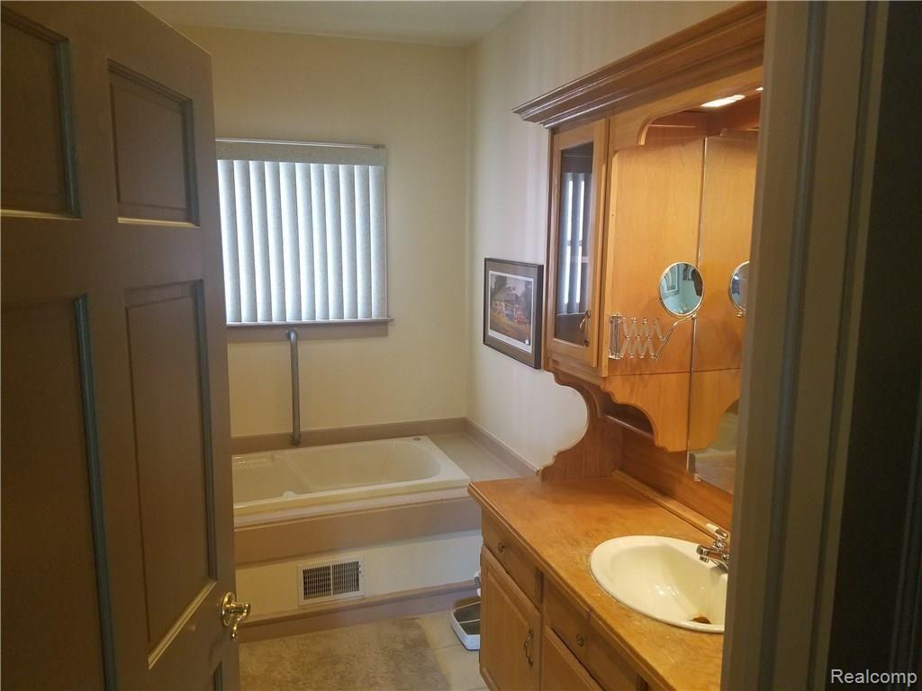 11112 East Potter Road Davison, MI 48423 - Photo 20 of 24 20170911_101820.jpg