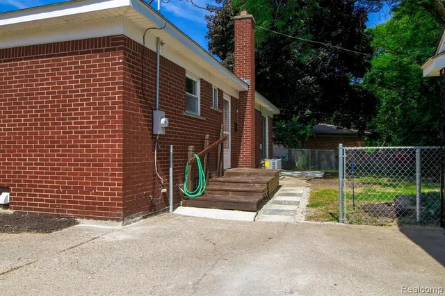 $385,000 | 14430 Shadywood Court, Plymouth, MI 48170