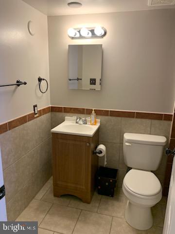 3823 St Barnabas Road, Unit T2 Suitland, MD 20746 - Photo 2 of 11 a bathroom with a sink a toilet and mirror