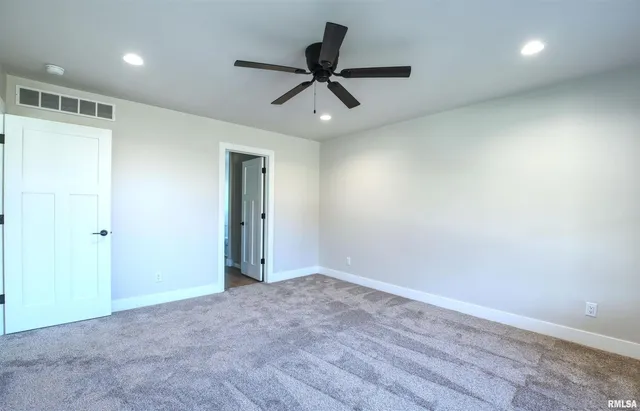 $407,674 | 404 Crossroads Avenue, Camanche, IA 52730