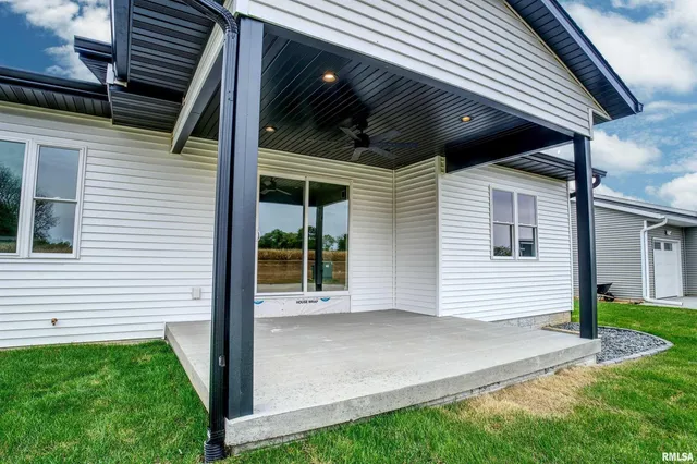 $407,674 | 404 Crossroads Avenue, Camanche, IA 52730