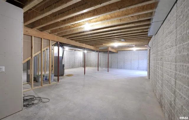 $407,674 | 404 Crossroads Avenue, Camanche, IA 52730