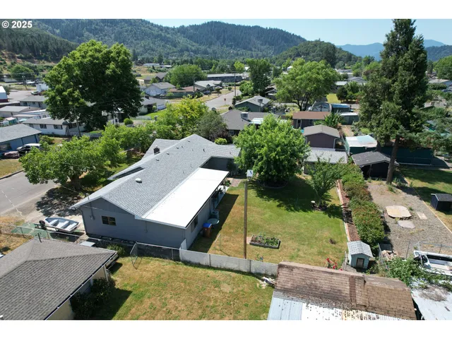 $340,000 | 131 Mountain View Avenue, Myrtle Creek, OR 97457