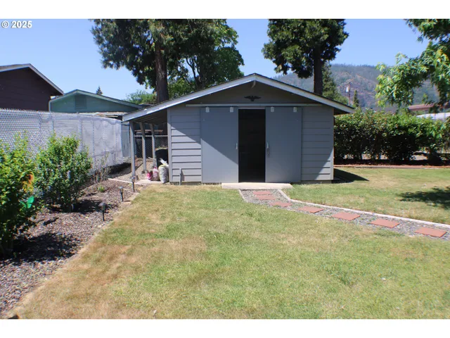$340,000 | 131 Mountain View Avenue, Myrtle Creek, OR 97457