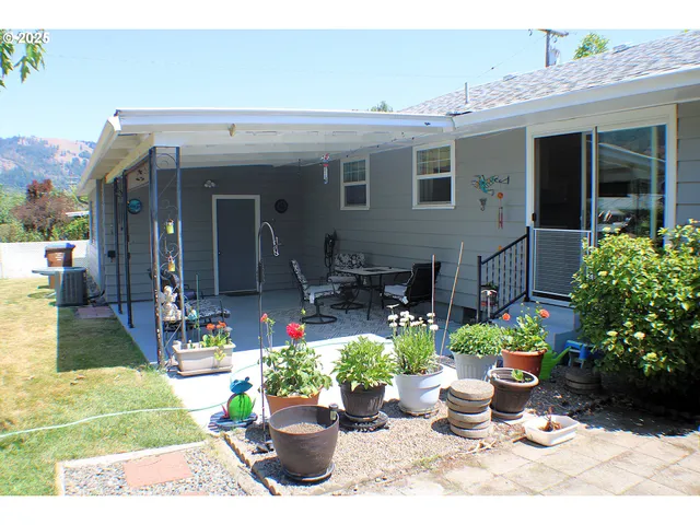 $340,000 | 131 Mountain View Avenue, Myrtle Creek, OR 97457