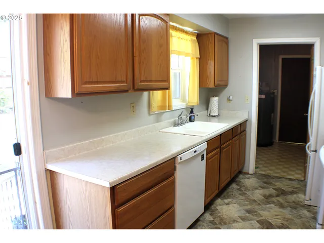 $340,000 | 131 Mountain View Avenue, Myrtle Creek, OR 97457