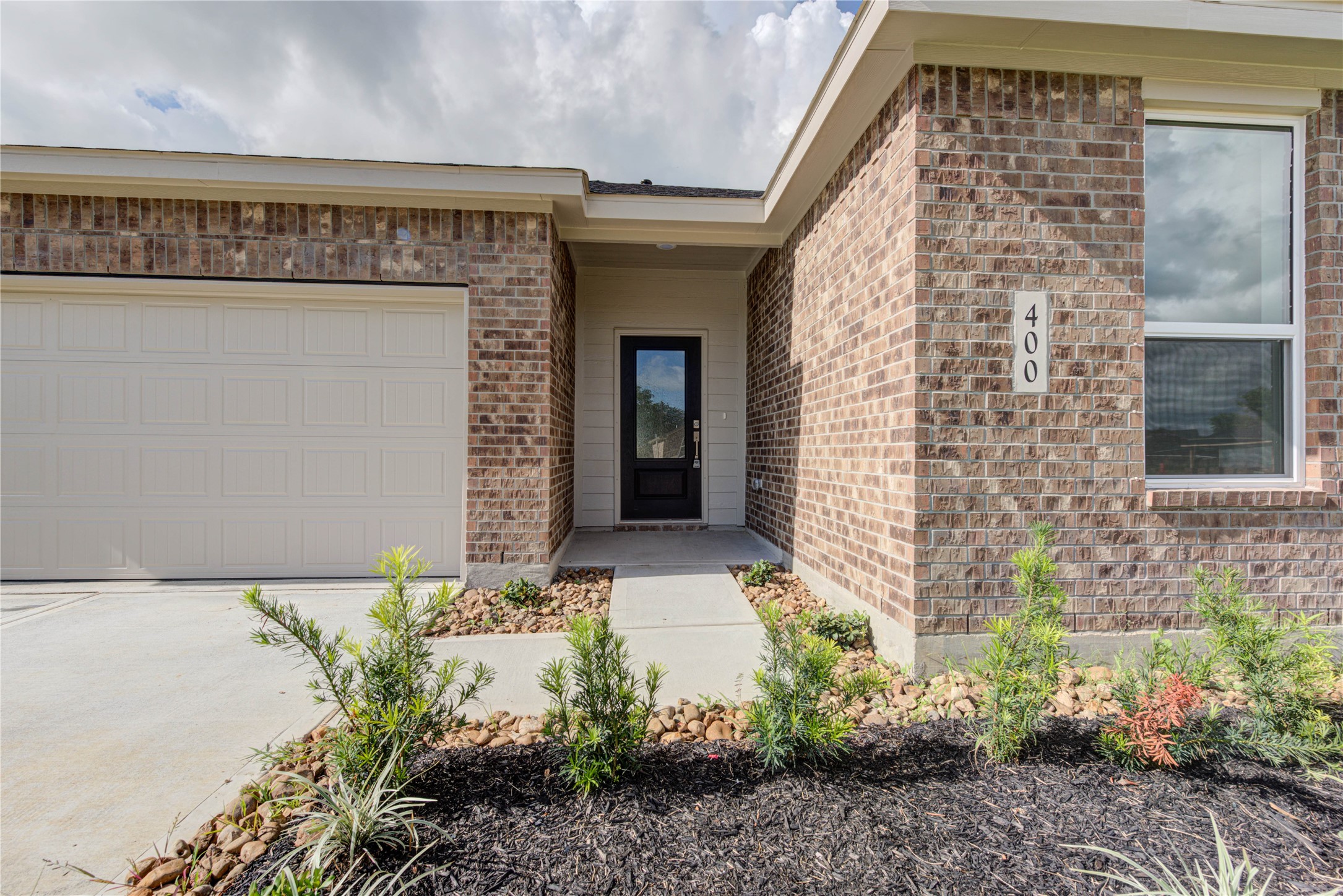 400 Robin Court Angleton, TX 77515 - Photo 2 of 20