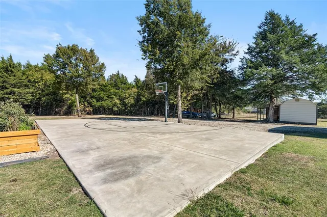 a view of a backyard