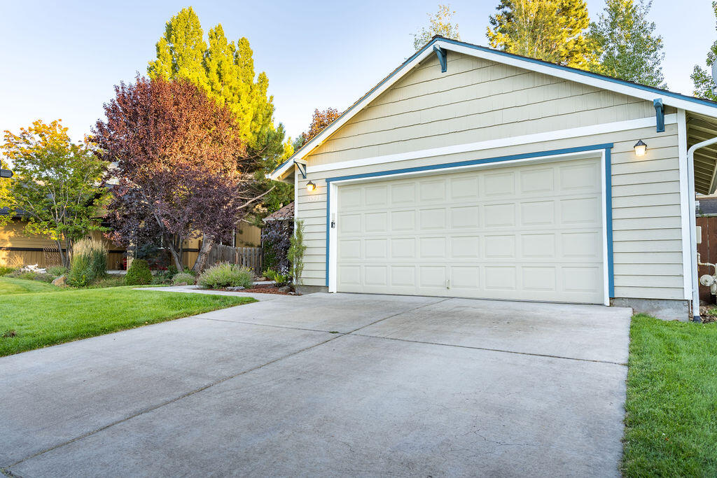 19979 Powers Road Bend, OR 97702 - Photo 6 of 24 driveway garage