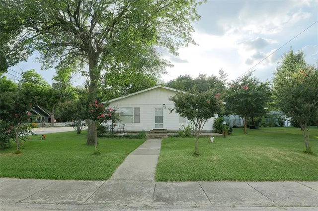 $730,000 | 422 Smith Street, Grapevine, TX 76051