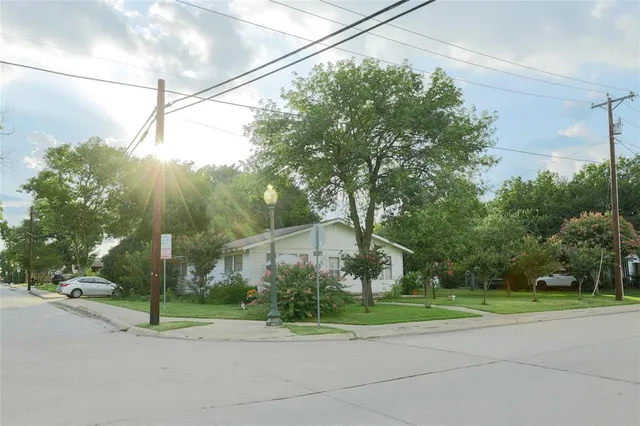 $730,000 | 422 Smith Street, Grapevine, TX 76051