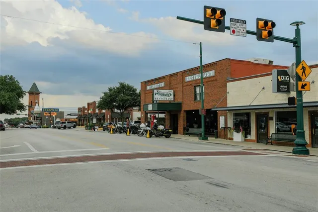 $730,000 | 422 Smith Street, Grapevine, TX 76051